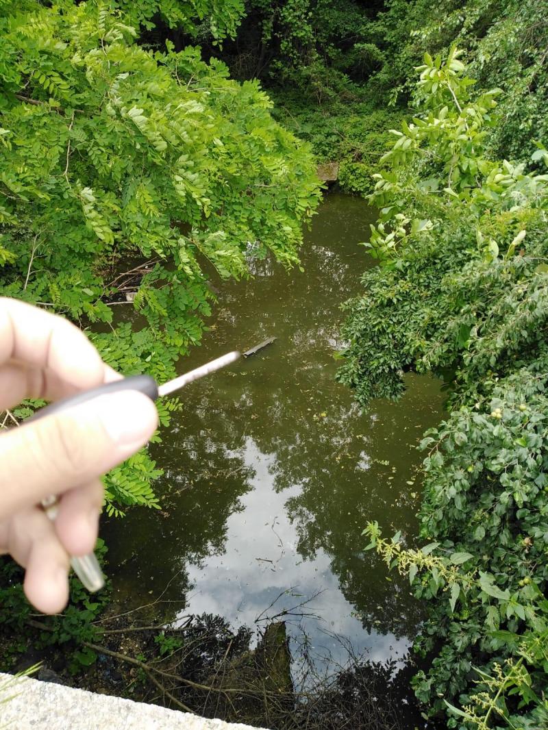 Mașina șoferului de 80 de ani din Vâlcea abia se mai vede în canalul plin cu apă