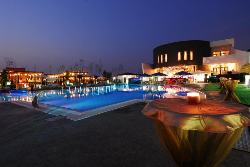 Piscina Aqya Garden văzută noaptea