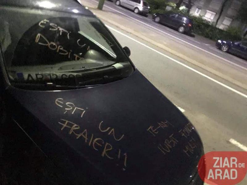 Mesaje scrise cu rujul, pe mașina unui arădean