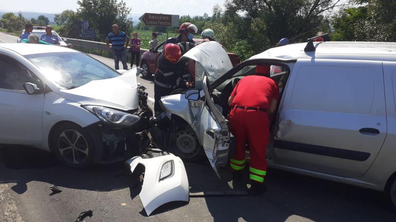 In accidentul de pe DN 68A au fost implicate trei mașini în care se aflau cinci oameni