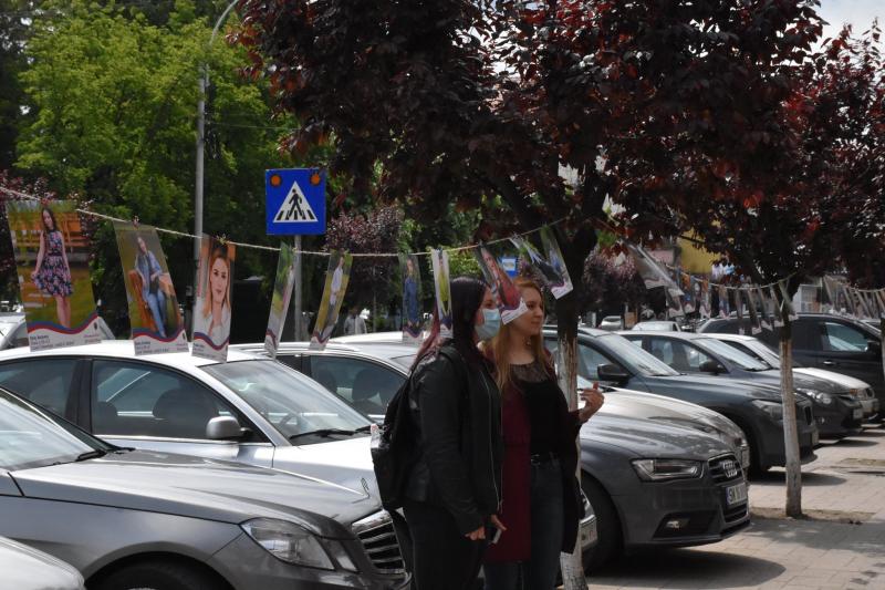 Primăria din Negrești Oaș a împânzit orașul cu pozele absolvenților