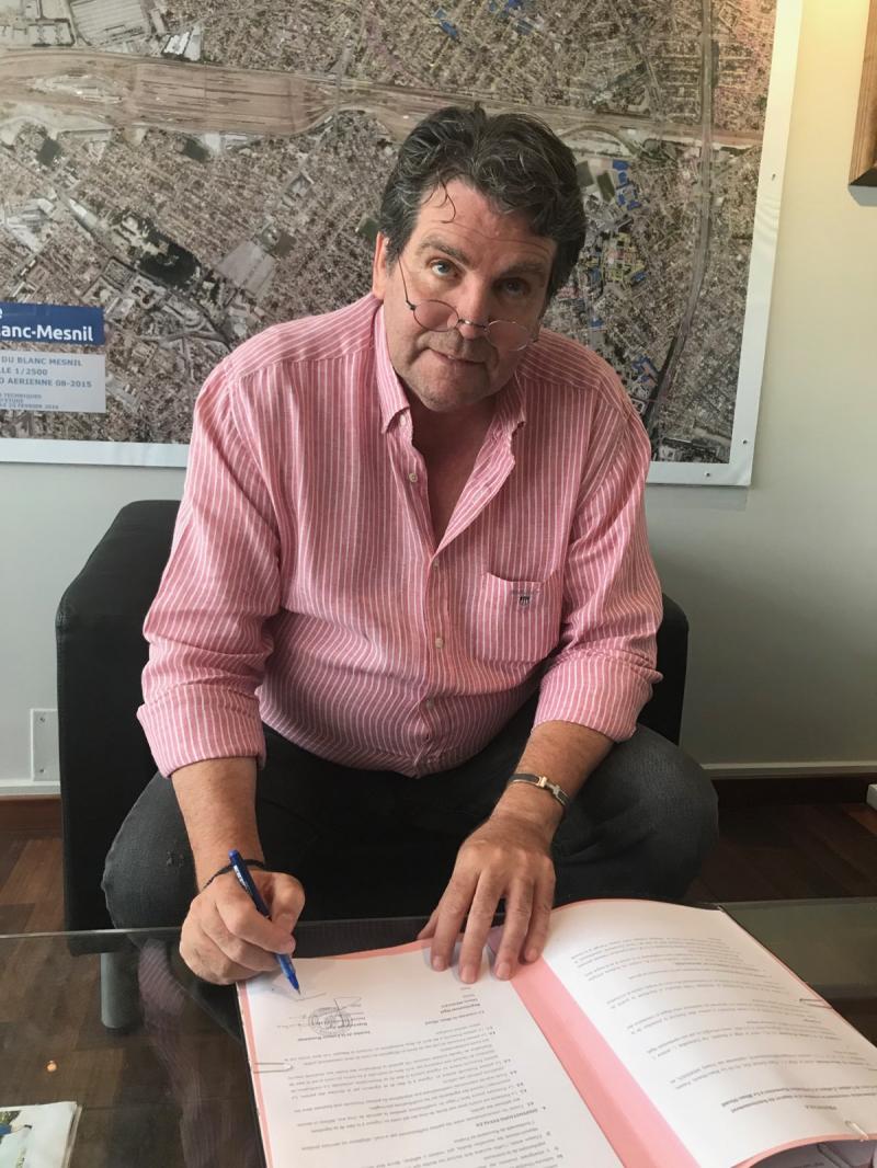 Thierry Meignen cu acordul semnat pentru organizarea cursului de limba română