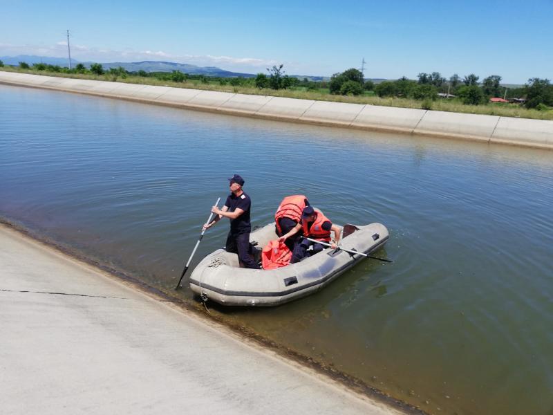 Fetița este căutată de 12 pompieri militari, asistați de o autospeciala și un echipaj SMURD