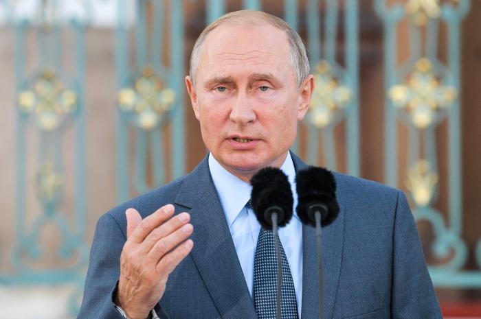Vladimir Putin anunță că Rusia a aprobat oficial primul vaccin anti-COVID din lume