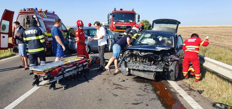 În urma impactului, o femeie de 47 de ani a rămas încarcerată