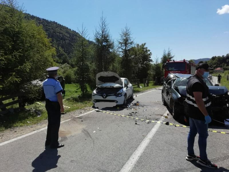 Echipajele de intervenție au găsit la locul accidentului opt persoane, dintre care trei copii