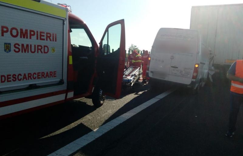 Șofer în stare gravă după ce a intrat cu dubița într-un camion de pe banda de urgență 