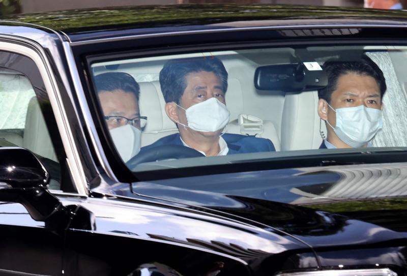 Shinzo Abe, fotografiat în timpul unei vizite la spital, 24 august 2020 (foto centru)
