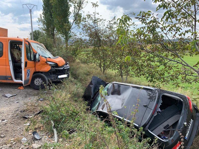 In accident au fost implicate o autoutilitară și un autoturism