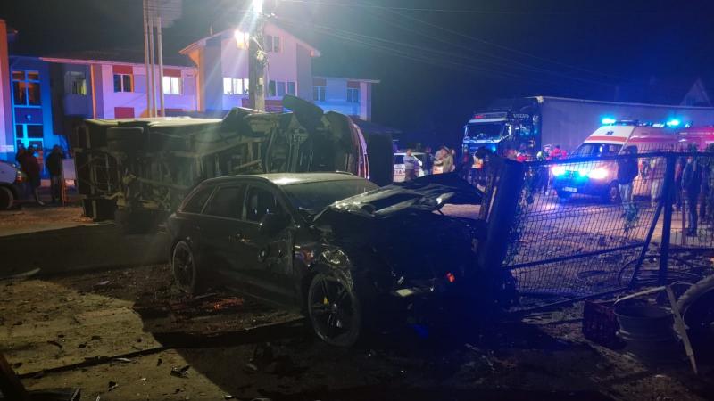 Șoferul de 24 de ani a fost rănit și transportat la spital. 