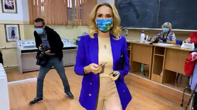 Gabriela Firea în secţia de votare