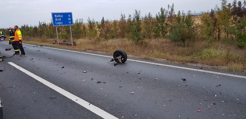 Roata mașinii a rămas pe șosea după impactul cu un TIR