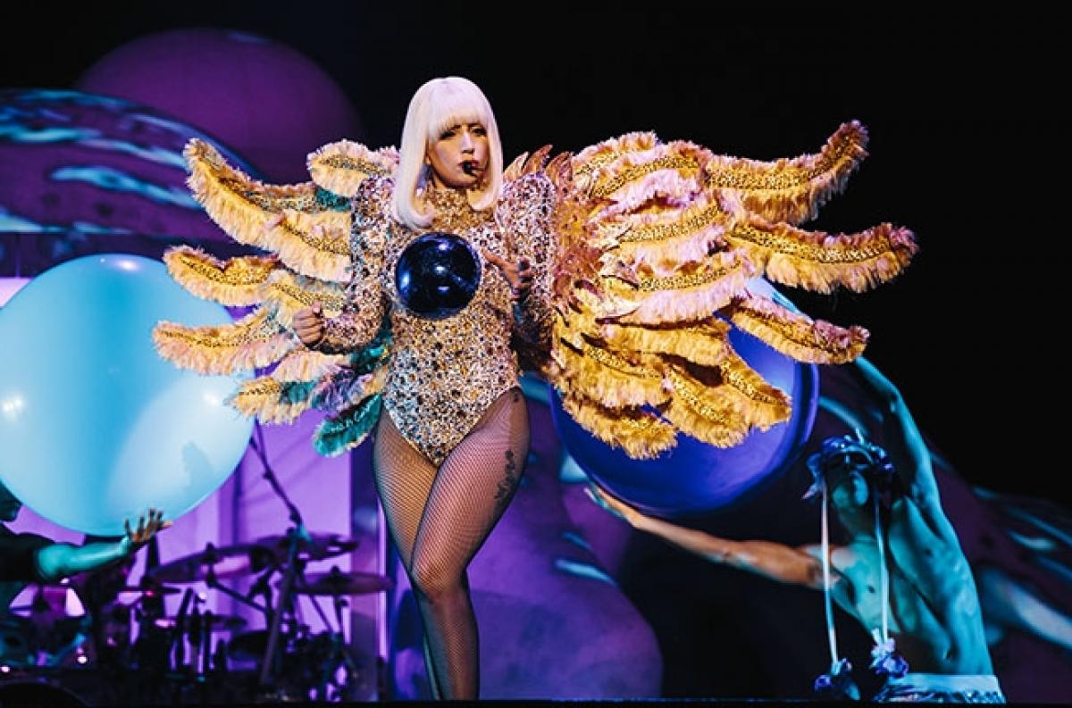 Lady Gaga a dansat cu un penis gigant