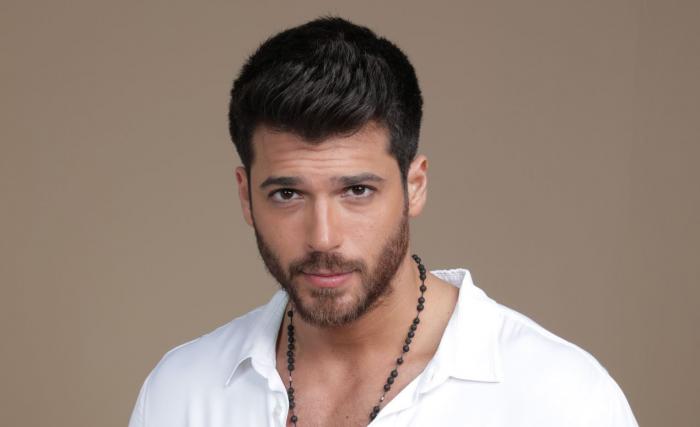 Can Yaman, in distributia serialului Mr Wrong, într-o cămașă albă, cu nasturii desfăcuți