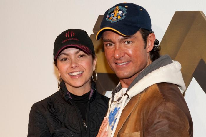 Fernando Colunga poartă un hanorac și o geacă maro. Actorul are șapcă