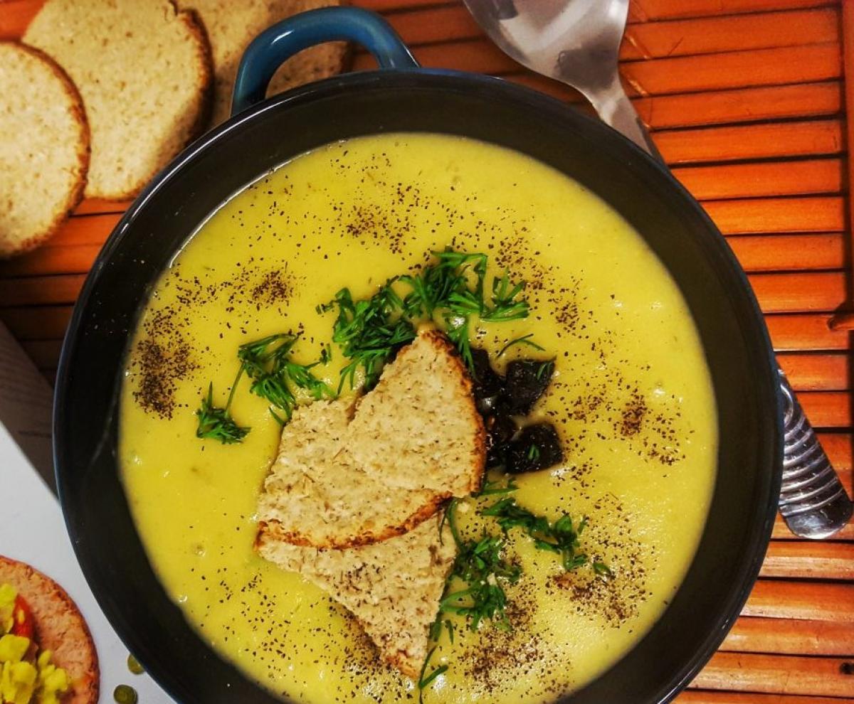 Supă cremă de cartofi cu praz și țelină