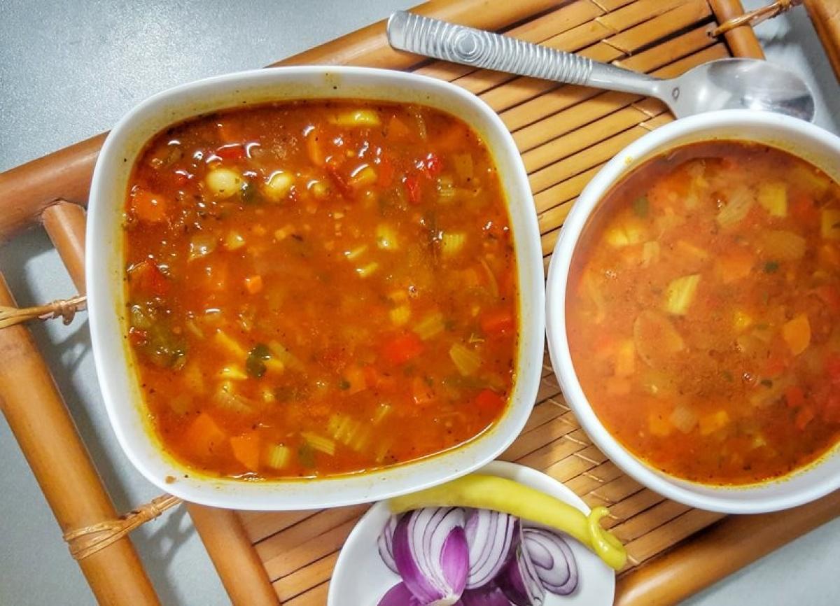 Supă de legume și fasole afumată