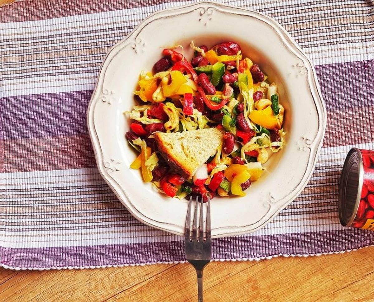 Salată de fasole roșie cu sos tahini