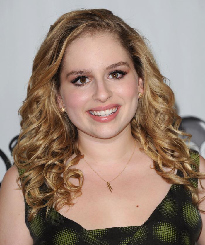 Allie Grant, actrița din serialul Suburgatory, în rolul Lisei Shay