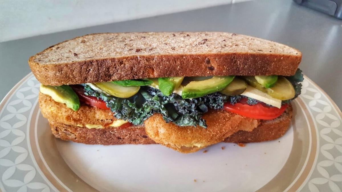 Sandwich cu dovlecel pane, tofu și kale