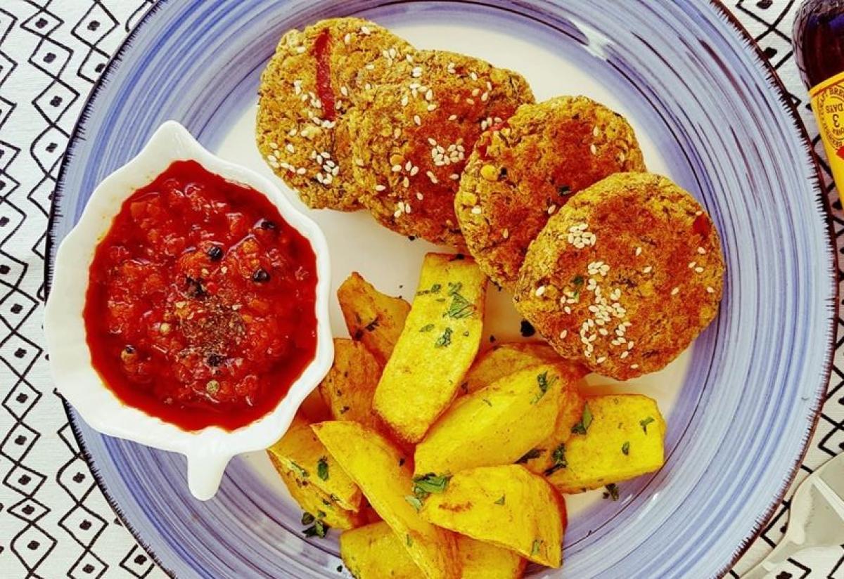 Chiftele cu linte roșie, legume și cartofi la cuptor