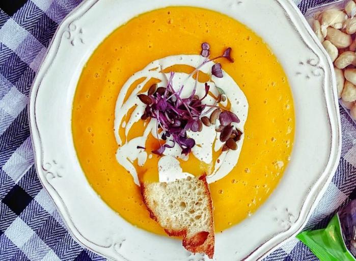 Supă cremă de cartof dulce, păstârnac și smântână