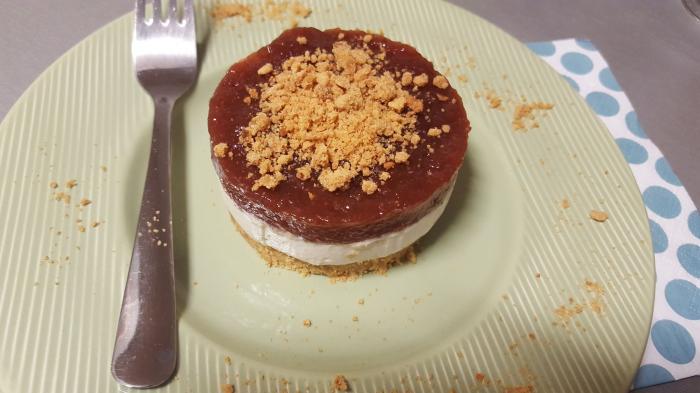 Cheesecake cu gem de căpșuni și blat de biscuiți