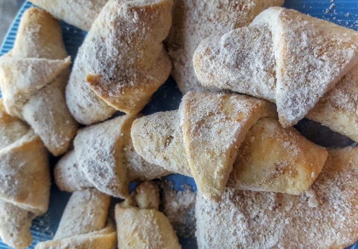 Cornulețe umplute cu cremă de ciocolată