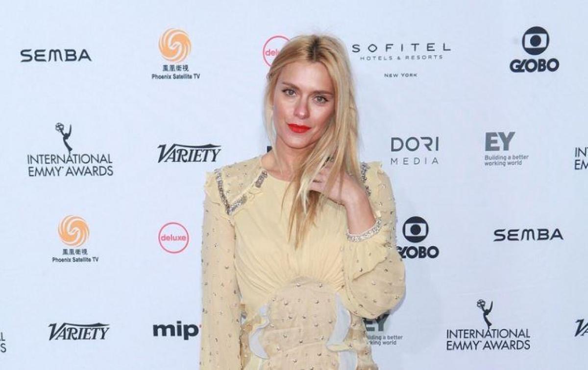 Carolina Dieckmann la gala de decernare a Premiilor Emmy, New York, 2016 Carolina Dieckmann, Camila din “Legături de familie”, nu-și lasă o secundă vârsta la vedere