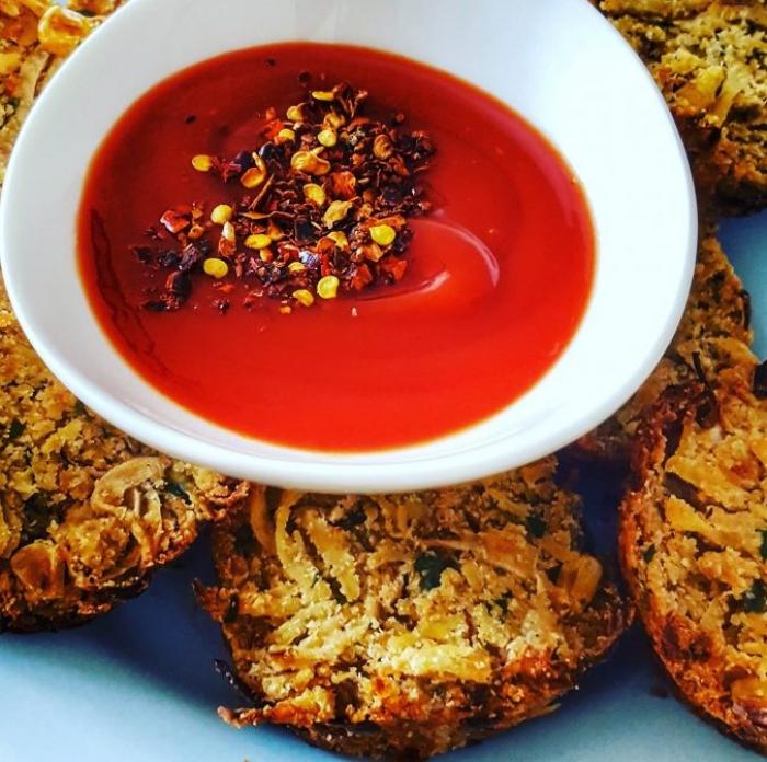 Brioșe coapte din cartofi și ceapă roșie