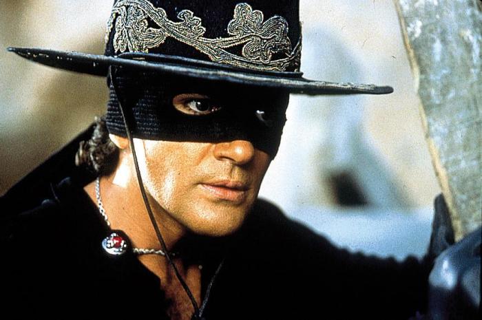 Antonia Banderas, în rolul lui Zorro din producția Masca lui Zorro, lansată în 1998 Antonia Banderas cu mască și pălărie negre, în rolul personajului Zorro, din filmul Masca lui Zorro