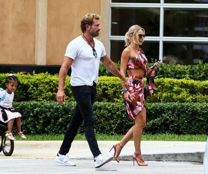 Gabriel Soto și Irina Baeva, model de origine rusă, surprinși de fotografi în Miami Gabriel Soto și Irina Baeva, fotografiați împreună în Miami