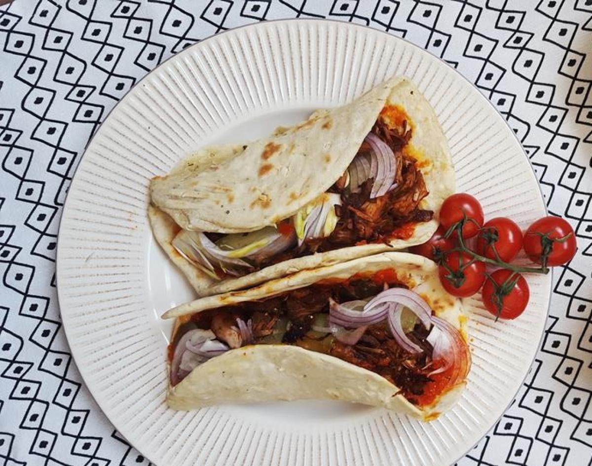 Gyros cu jackfruit și ciuperci brune