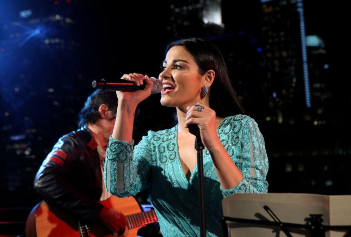 Maite Perroni poartă o rochie albastră cu paiete