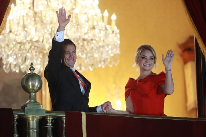 Angelica Rivera poartă o rochie roșie elegantă