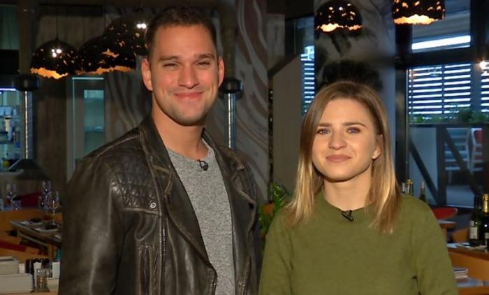 Cristina Ciobănașu este îmbrăcată într-o bluză verde cu mâneci lungi