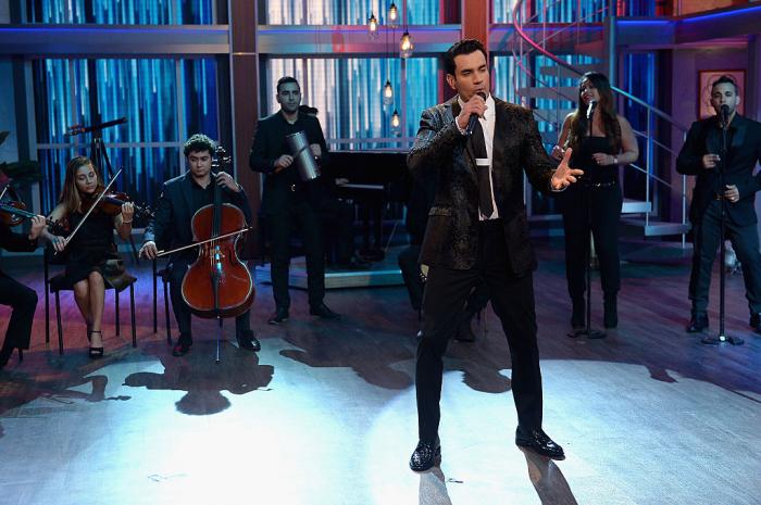 David Zepeda poartă un costum negru și o cămașă albă