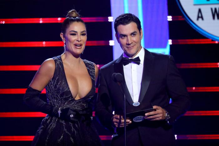 David Zepeda poartă un costum negru și o cămașă albă