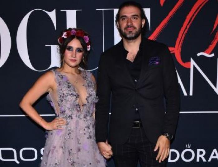 Dulce Maria poartă o rochie lungă, mov, cu volane