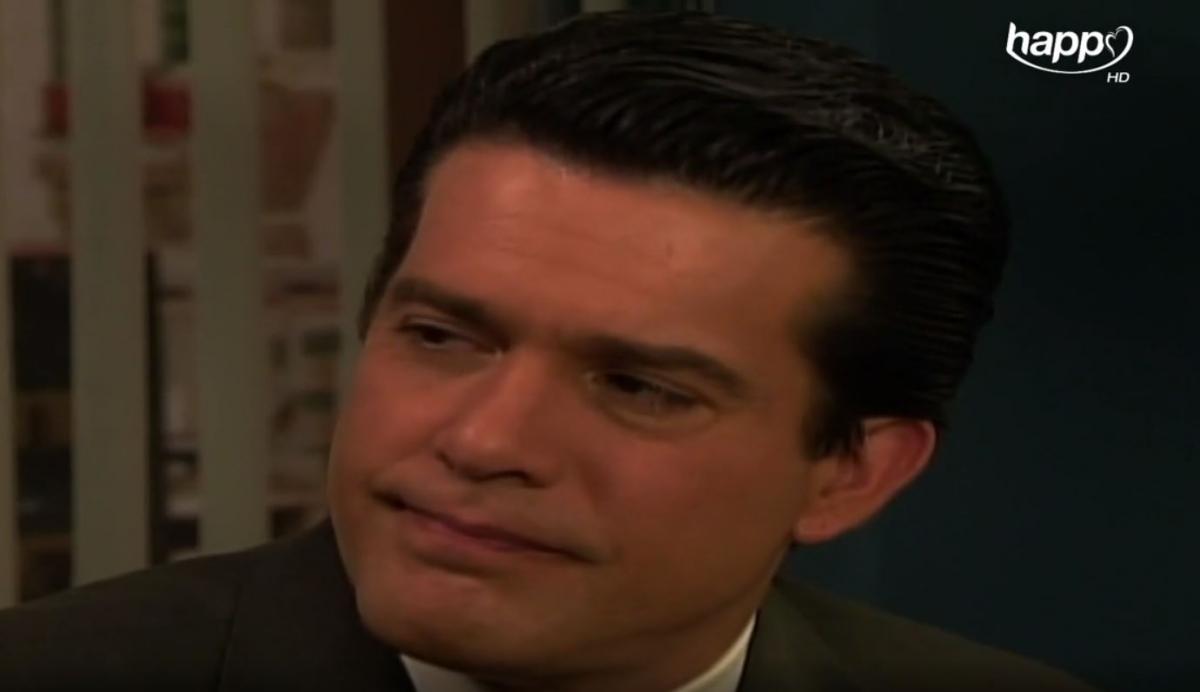Miguel de Leon poartă o cămașă albă și costum închis la culoare