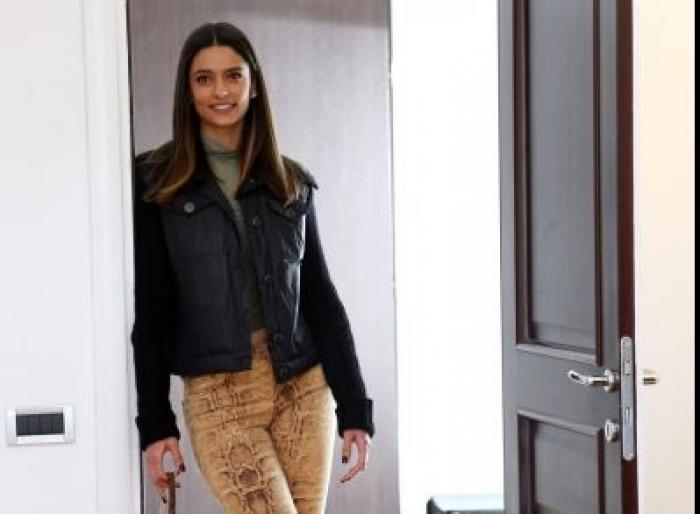 Oana Moșneagu poartă o geacă de piele neagră și pantaloni animal print