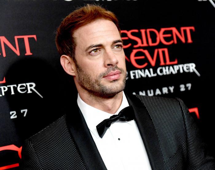 William Levy poartă un costum închis la culoare și are părul scurt