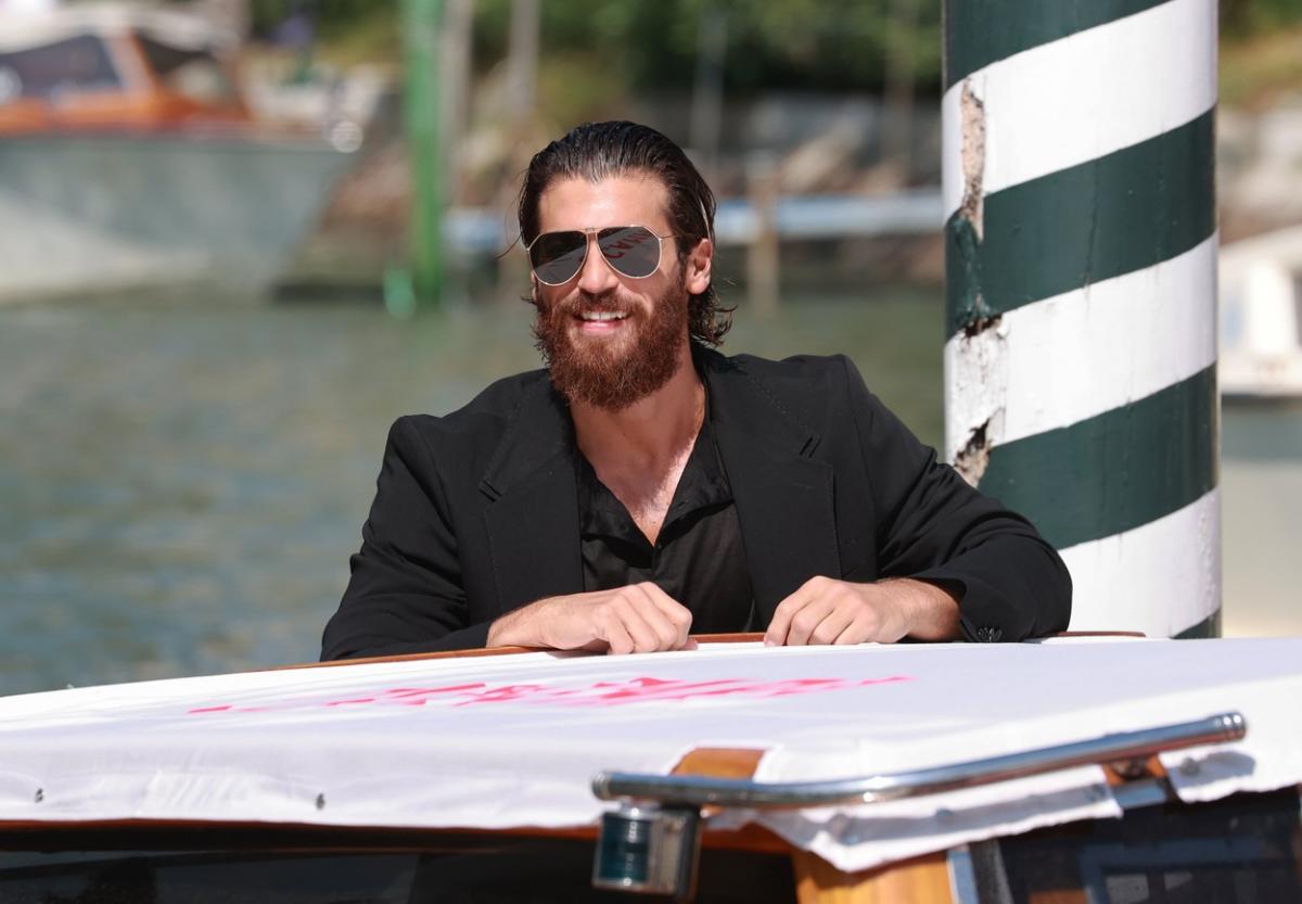 Can Yaman poartă ochelari de soare negri și un costum all-black