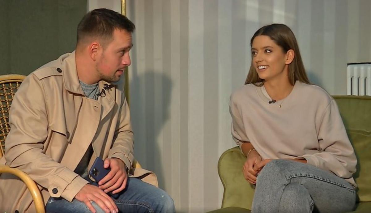 Vlad Gherman este alături de Oana Moșneagu și poartă blugi, dar și o maletă maro deschis. Oana Moșneagu poartă blugi și o bluză cu mânecă lungă