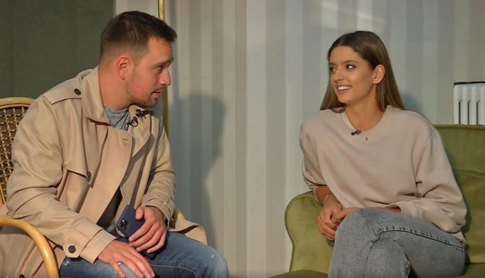 Vlad Gherman este alături de Oana Moșneagu și poartă blugi, dar și o maletă maro deschis. Oana Moșneagu poartă blugi și o bluză cu mânecă lungă
