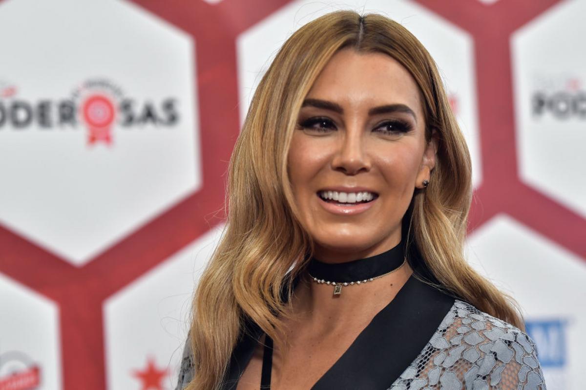 Elizabeth Gutierrez poartă un choker și are părul desprins și ondulat
