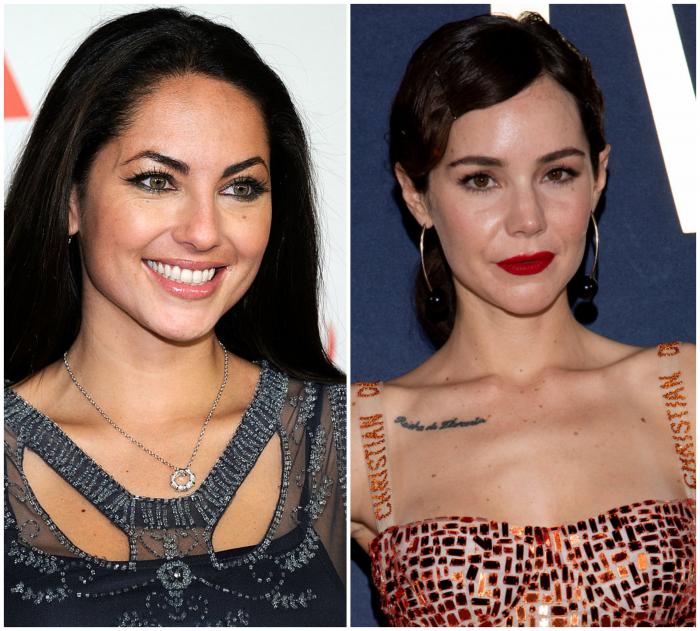 Barbara Mori poartă părul desprins și are un lănțic la gât, iar Camila Sodi are părul prins în coc