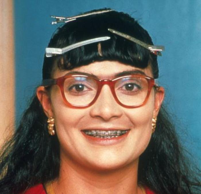 Ana Maria Orozco poartă aparat dentar și are ochelari de vedere