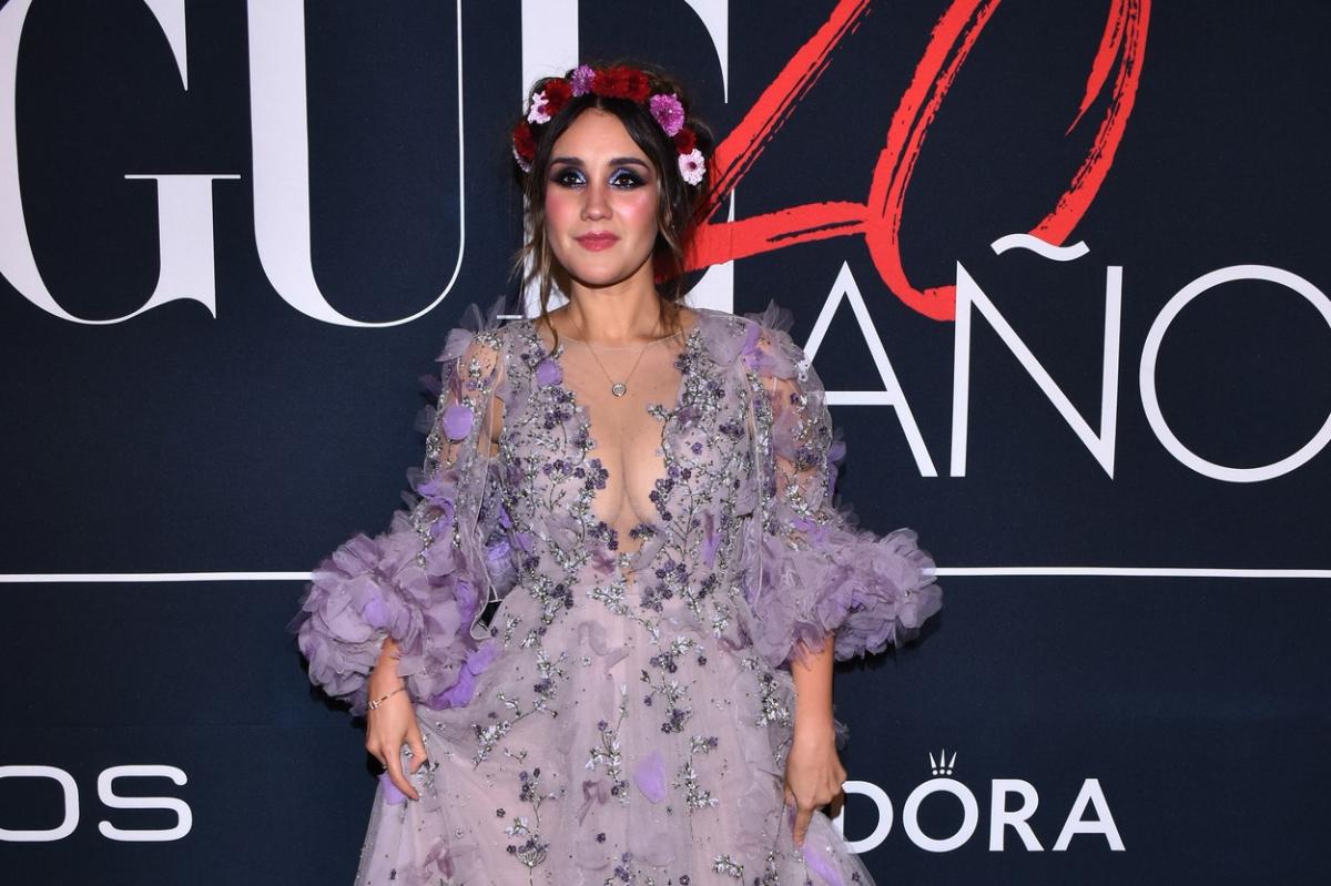 Dulce Maria poartă o rochie cu decolteu adânc