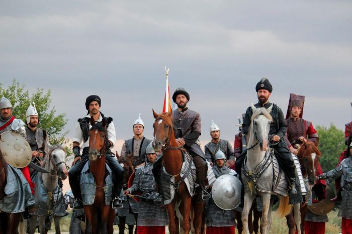 Burak Ozcivit pe cal în serialul Suleyman Magnificul